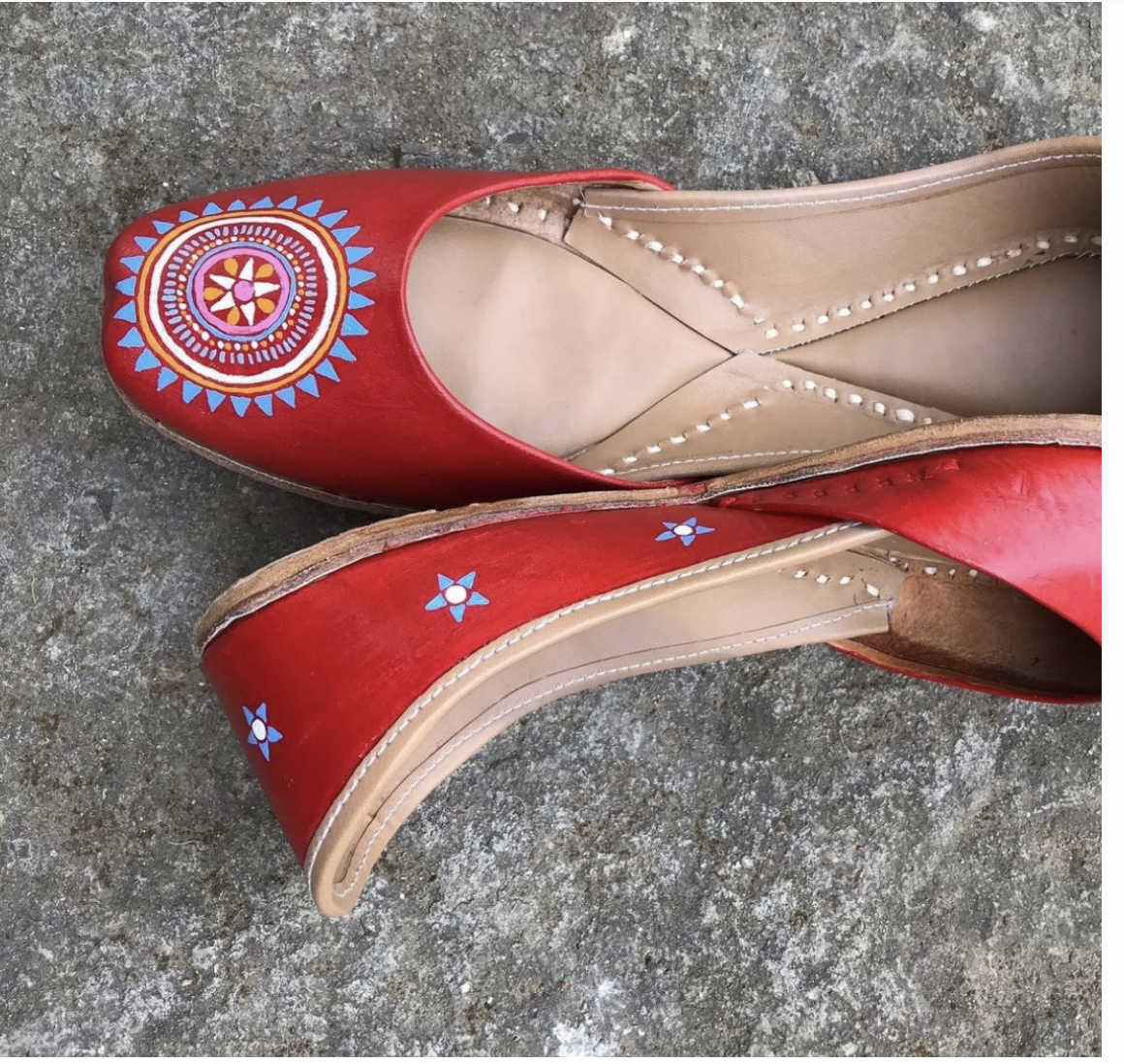 Expertly handpainted and adorned with intricate mandala patterns, these wrap juttis are a unique blend of traditional craftsmanship and contemporary design. Made wit