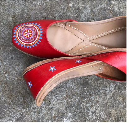 Expertly handpainted and adorned with intricate mandala patterns, these wrap juttis are a unique blend of traditional craftsmanship and contemporary design. Made wit