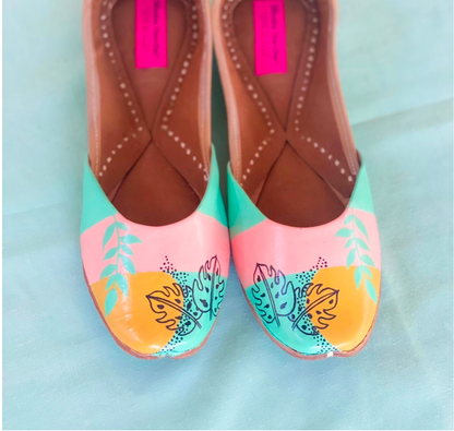 These Handpainted Boho Leaf Juttis are a perfect combination of traditional and modern. The intricate leaf design is handpainted by skilled artisans, adding a unique