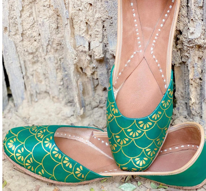 Handpainted Green Glory Juttis